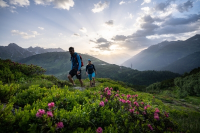 Bild: Mountain hikers exploring scenic trails around St. Anton am Arlberg